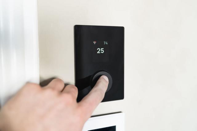Thermostat reading at the wall